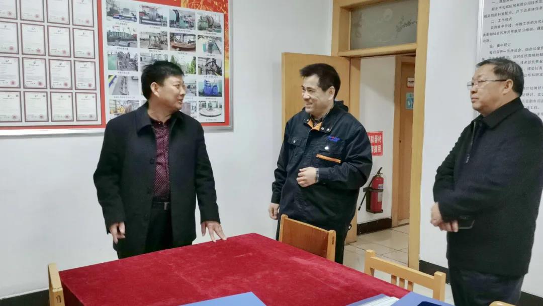 新鄉(xiāng)市總工會副主席王世良(左一)、輝縣市總工會主席李樹林(右一)指導工作
