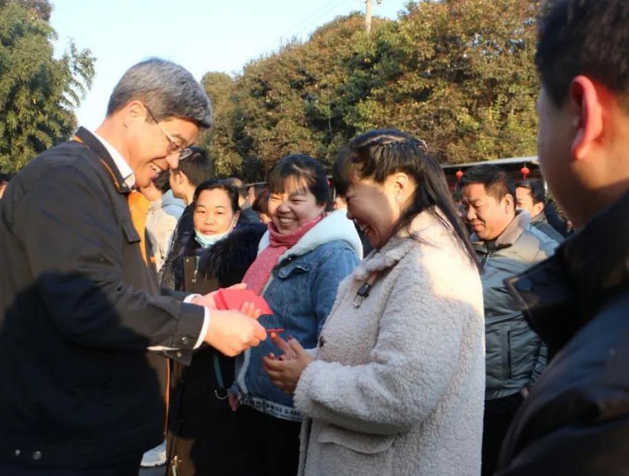 新鄉(xiāng)長(zhǎng)城機(jī)械領(lǐng)導(dǎo)為員工發(fā)開工紅包