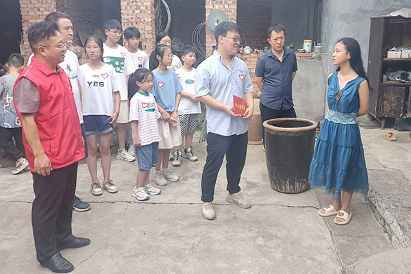 新鄉(xiāng)長城集團(tuán)愛心家庭攜手輝縣義工“愛心助學(xué)，點(diǎn)亮希望”