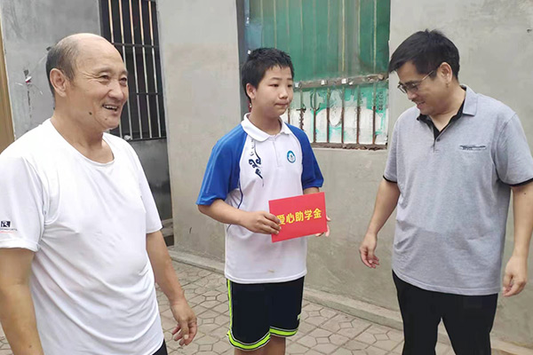 新鄉(xiāng)長城集團(tuán)愛心家庭攜手輝縣義工“愛心助學(xué)，點(diǎn)亮希望”