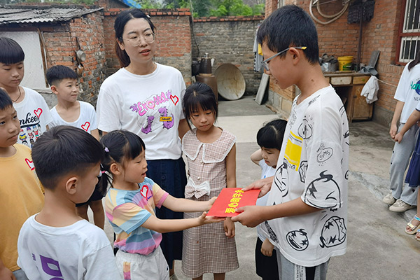 新鄉(xiāng)長城集團(tuán)愛心家庭攜手輝縣義工“愛心助學(xué)，點(diǎn)亮希望”